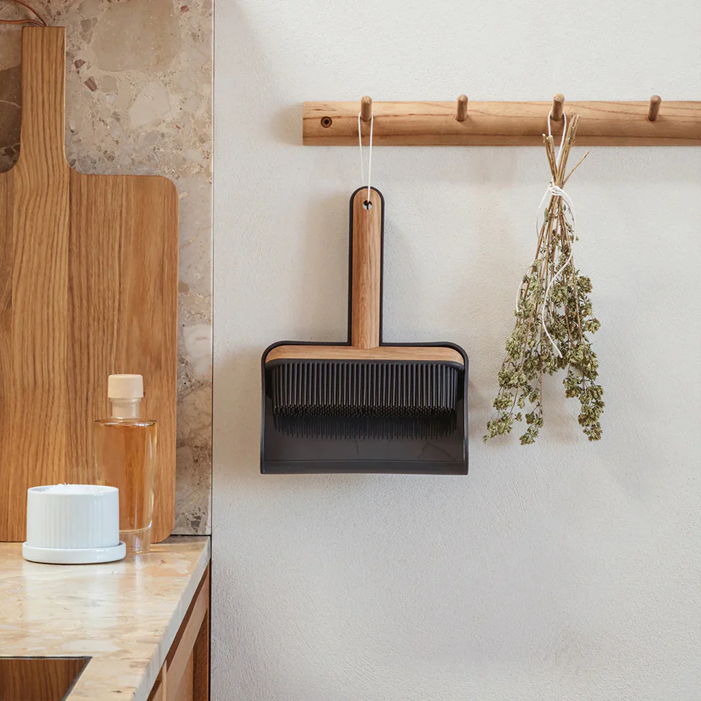 Eva Solo Dustpan And Brush Set - Image 4