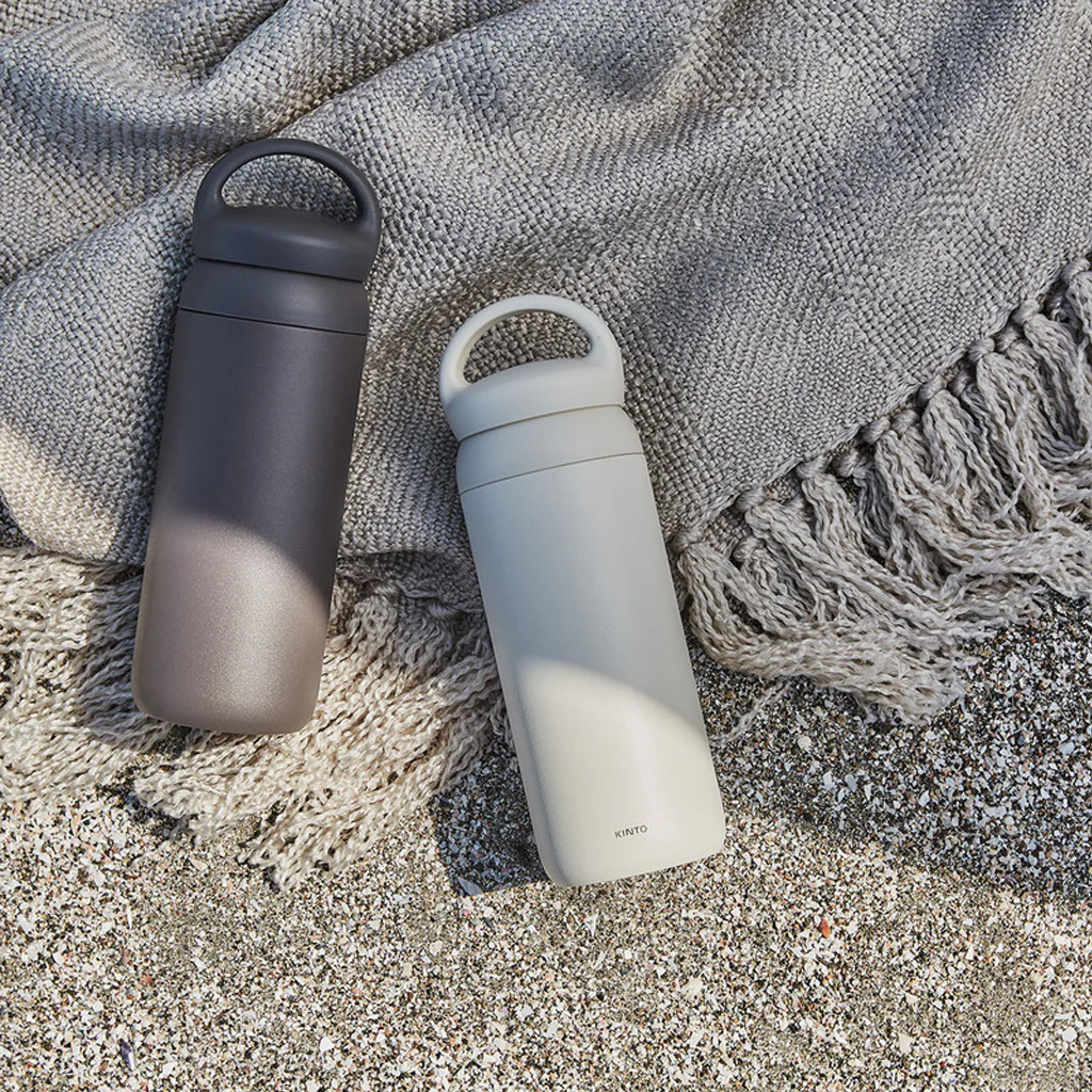 Kinto Day Off Tumbler Charcoal 500ml - Image 4