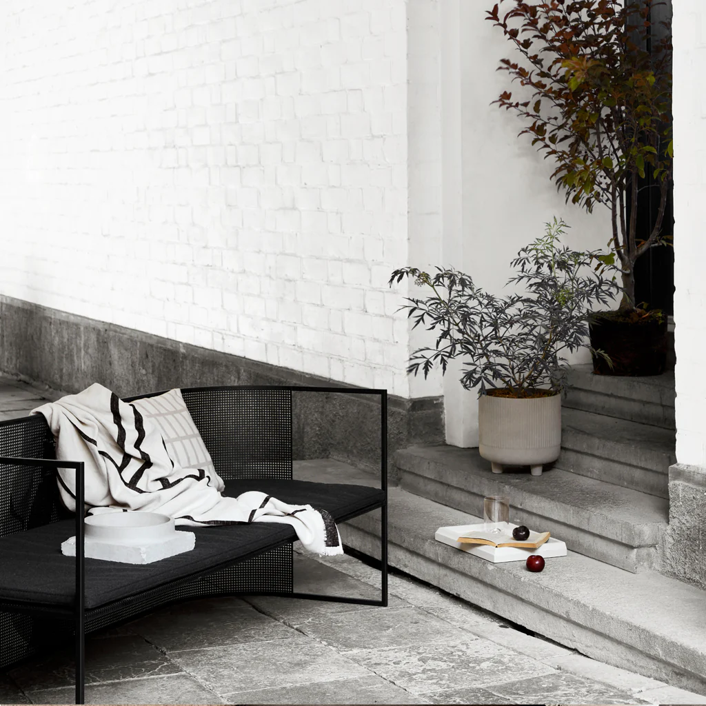 Kristina Dam Architecture Throw Black Off White - Image 3