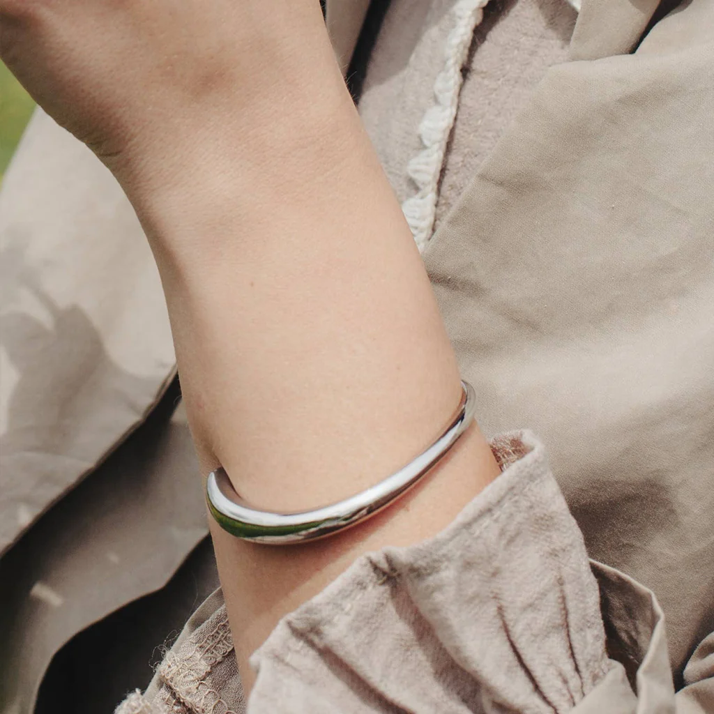 Nordic Muse Silver Bold Fluid Cuff Bangle - Image 4