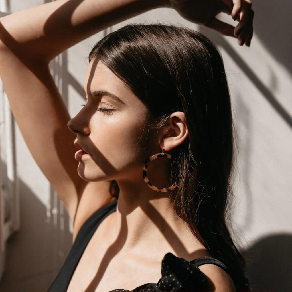 Sophie Hoop Earrings Dark Tort - Image 3